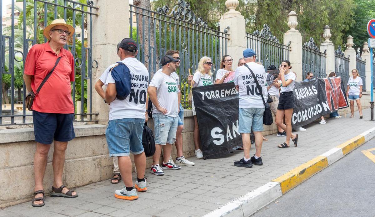 Un momento de la protesta del grupo de vecinos de Torremendo en el Palacio Provincial