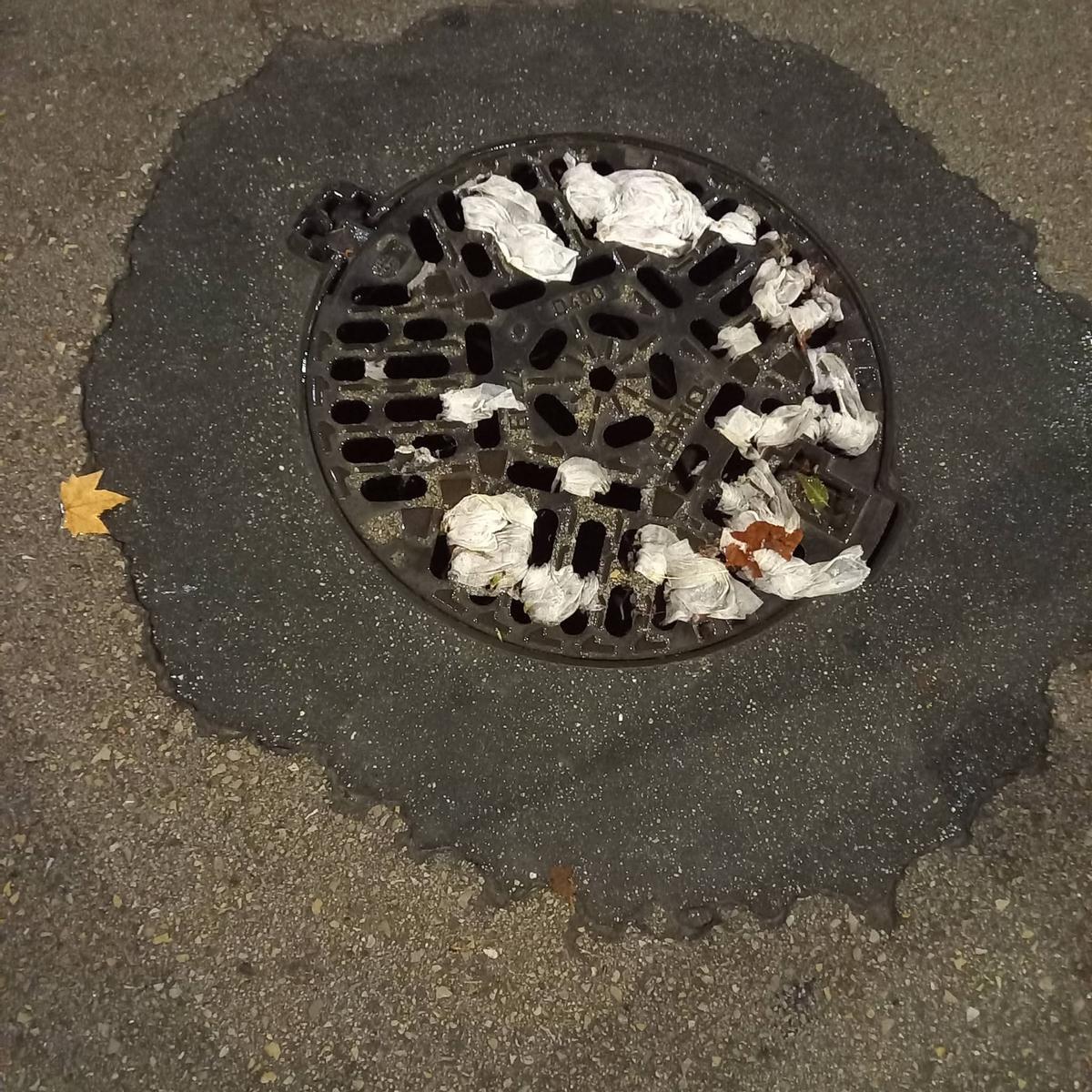 Basura y aguas residuales afloran por una alcantarilla.