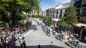 El pelotón a su paso por Navahermosa, en la provincia de Málaga.