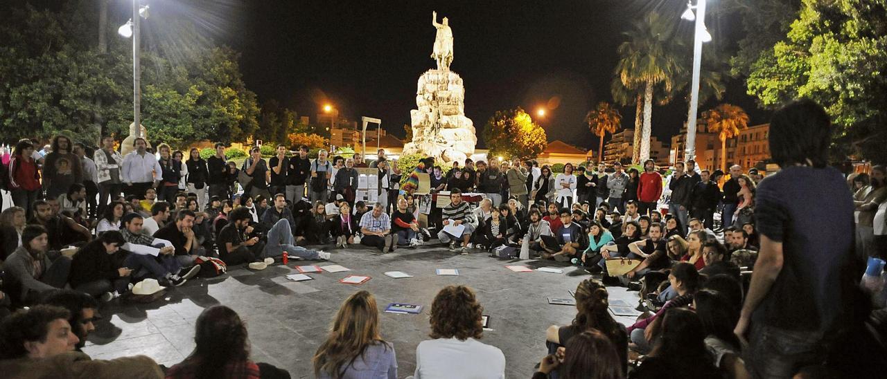 Asamblea en la plaza  de España, una imagen icónica de aquellas semanas.