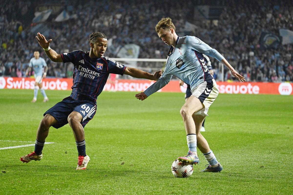 Williot Swedberg mantiene la pelota en el duelo entre el Celta y el Lyon de octavos de Europa League celebrado en Balaídos.