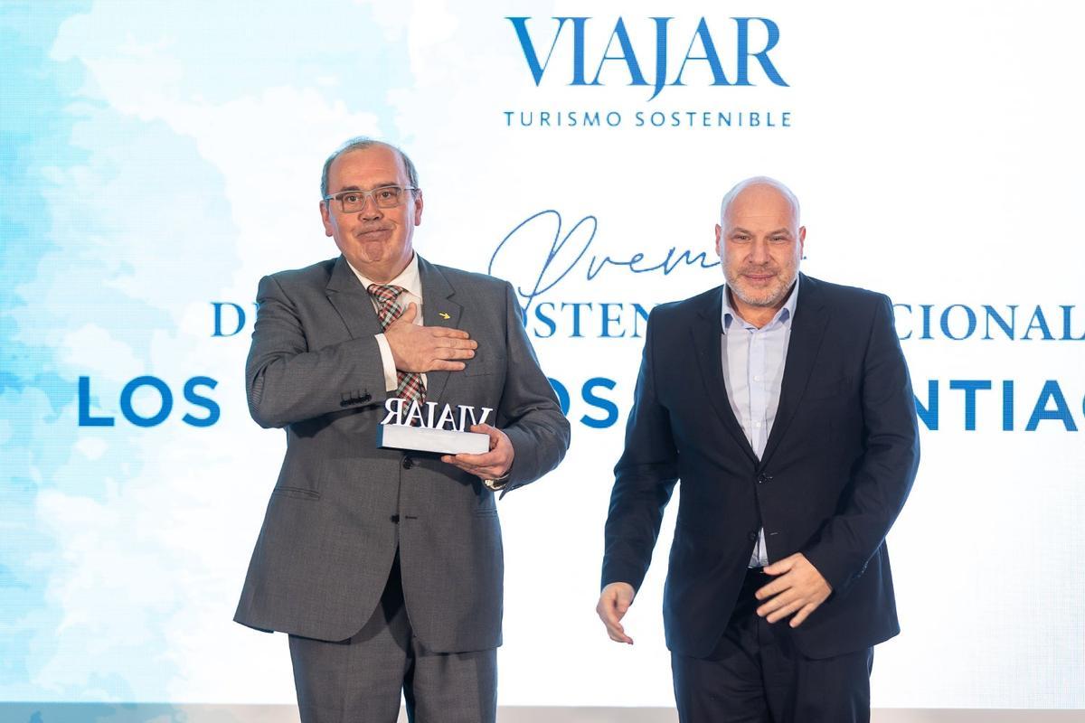 Juan Serrano, director de la Casa de Galicia en Madrid, junto a Óscar Voltas, director general de revistas de Prensa Ibérica.