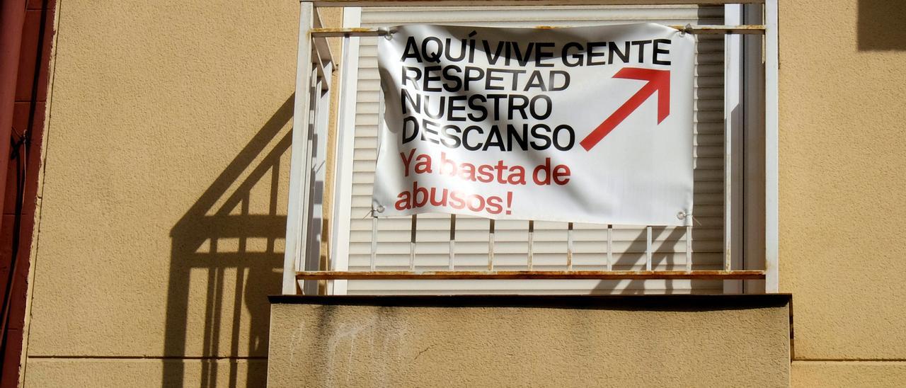 Cartel de protesta colgado en una vivienda de Russafa, contra el ruido en la zona.