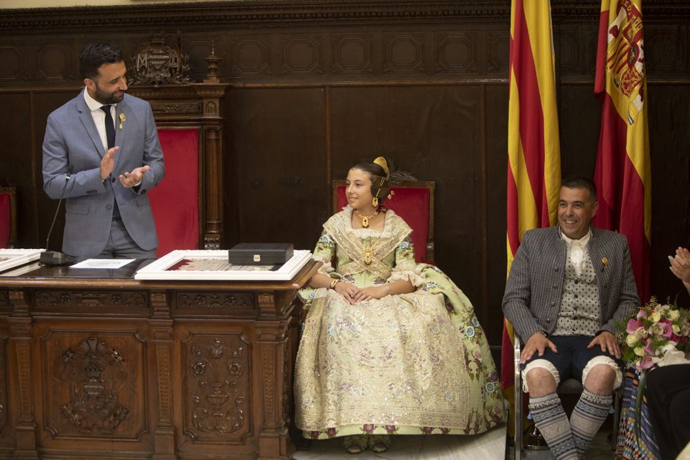 Claudia y Maite son proclamadas las nuevas Falleras Mayores de Sagunt.