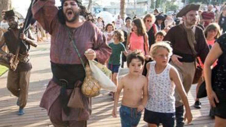 Benicàssim Los niños y las niñas disfrutan con los piratas berberiscos