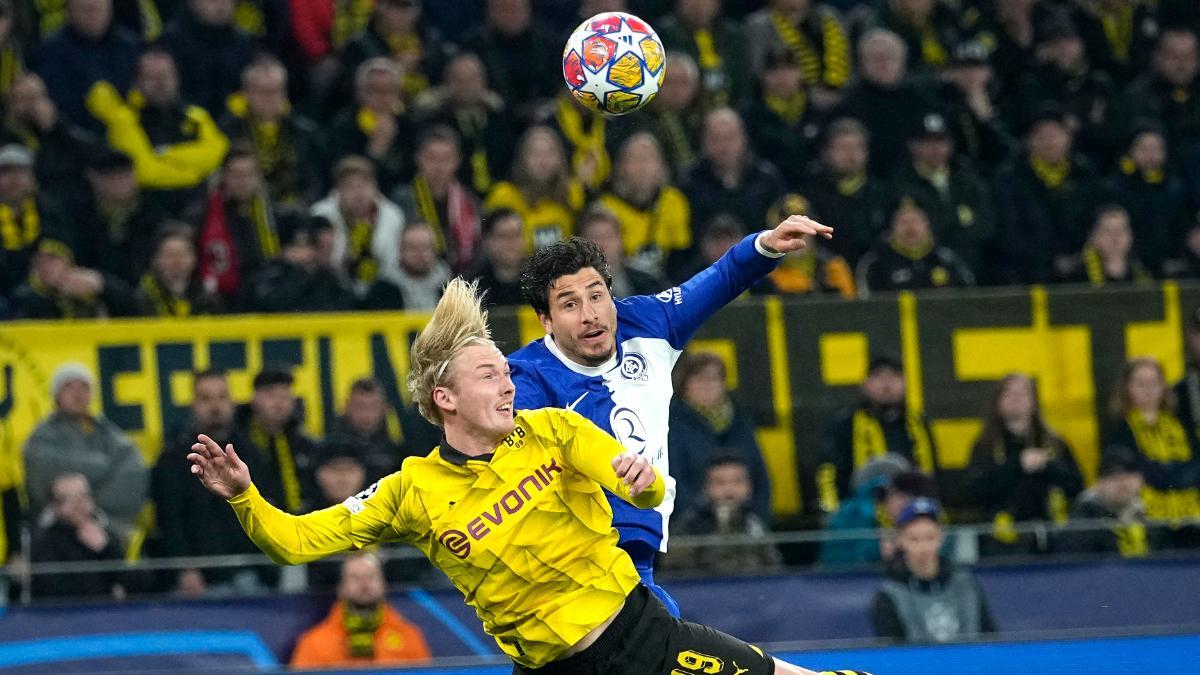 Julian Brandt y Jose Gimenez durante una acción del partido entre el Borussia Dortmund y el Atlético de Madrid