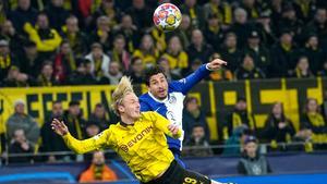 Julian Brandt y Jose Gimenez durante una acción del partido entre el Borussia Dortmund y el Atlético de Madrid