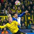 Julian Brandt y Jose Gimenez durante una acción del partido entre el Borussia Dortmund y el Atlético de Madrid