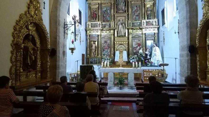 Feligreses, durante el triduo celebrado en la iglesia del convento con la Virgen de la Saleta en el altar.