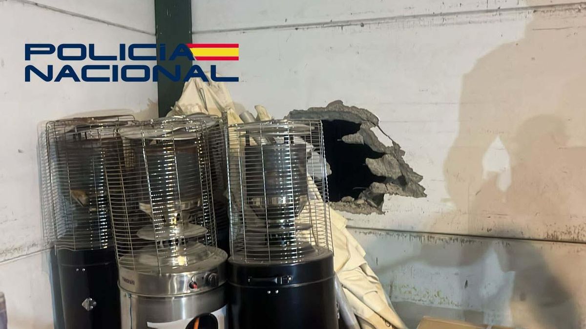 El butrón que hizo el ladrón para acceder a la nave.