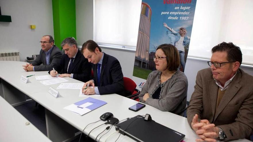 Por la derecha, Rafael Vigil, Marta Pérez, Francisco Delgado, Ruperto Iglesias y Miguel González, durante la firma del convenio.