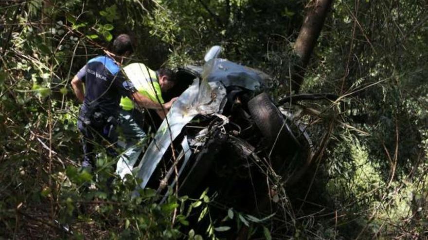 Estado en el que quedó el coche tras precipitarse desde la autovía por un barranco de cien metros. // Nick