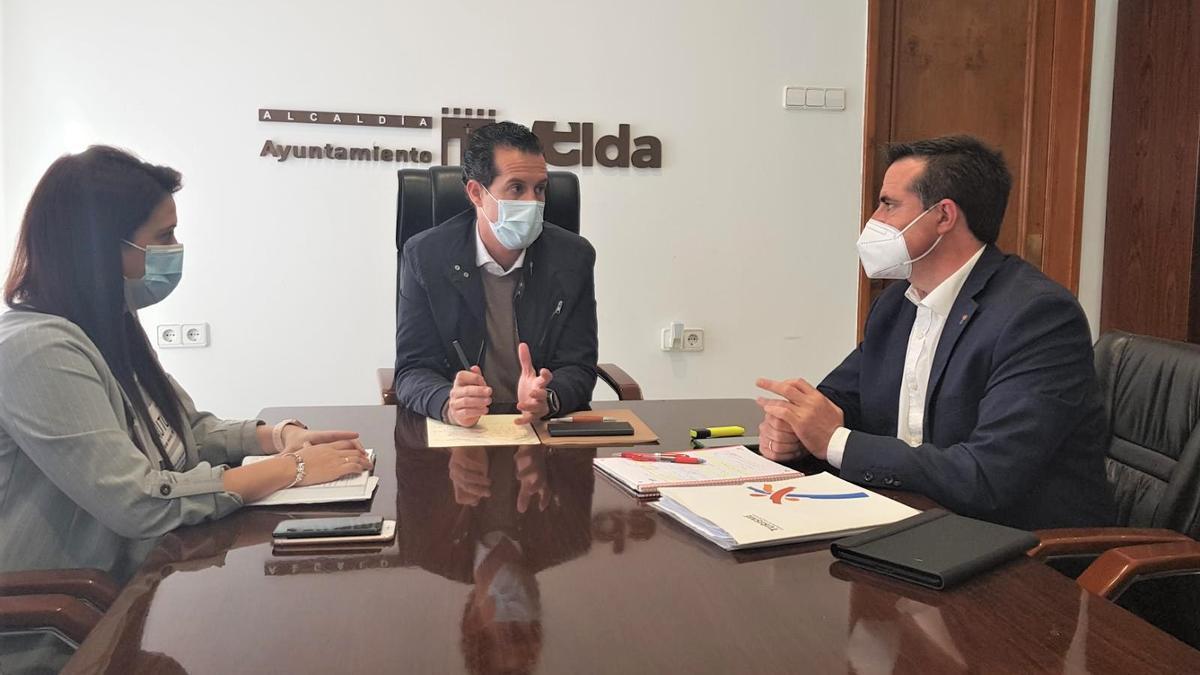 El alcalde de Elda y la concejala de Turismo con el director general de Turismo de la Comunidad Valenciana.