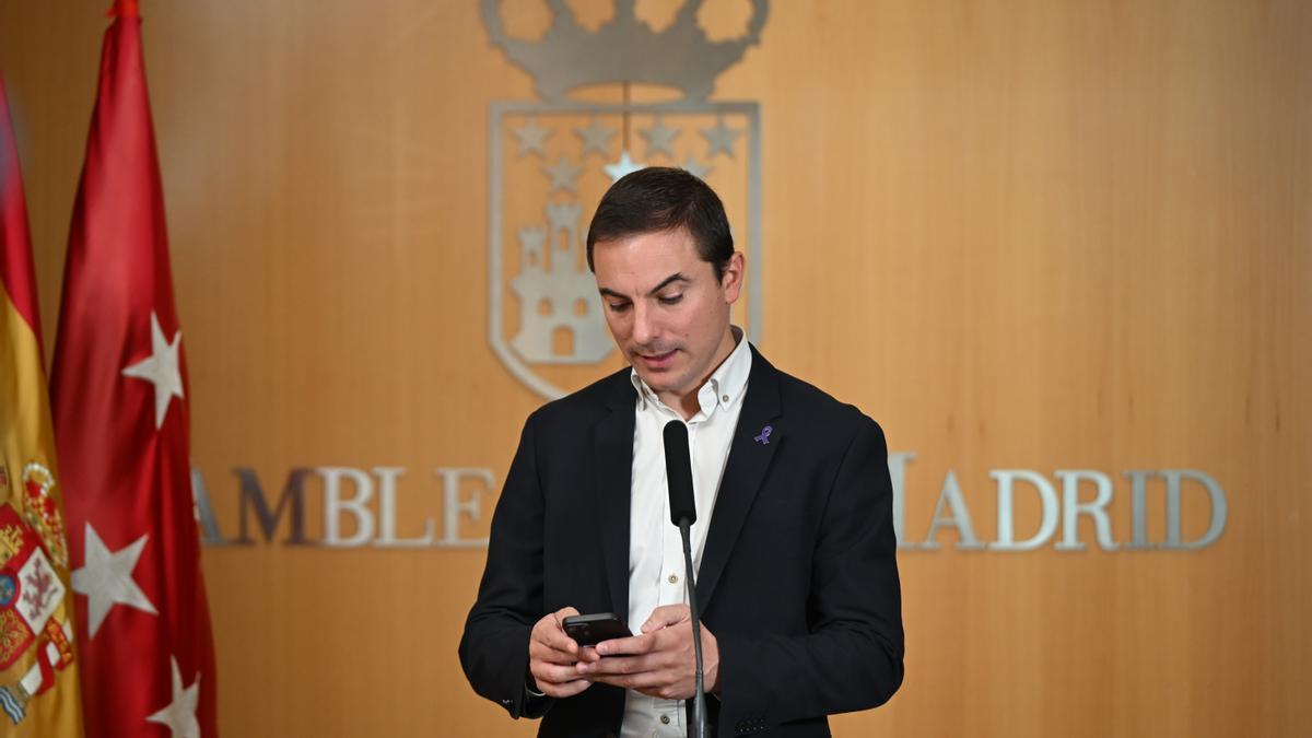 El portavoz del PSOE-M, Juan Lobato, comparece ante la prensa en el marco del pleno de la Asamblea de Madrid.