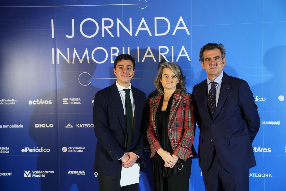 De izquierda a derecha: Gabriel Santamarina, periodista de Prensa Ibérica; María José Piccio-Marchetti, directora general de Vivienda y Rehabilitación de la Comunidad de Madrid, y David Botín, director general de Vivienda Asequible y Flex Living de Aedas Homes