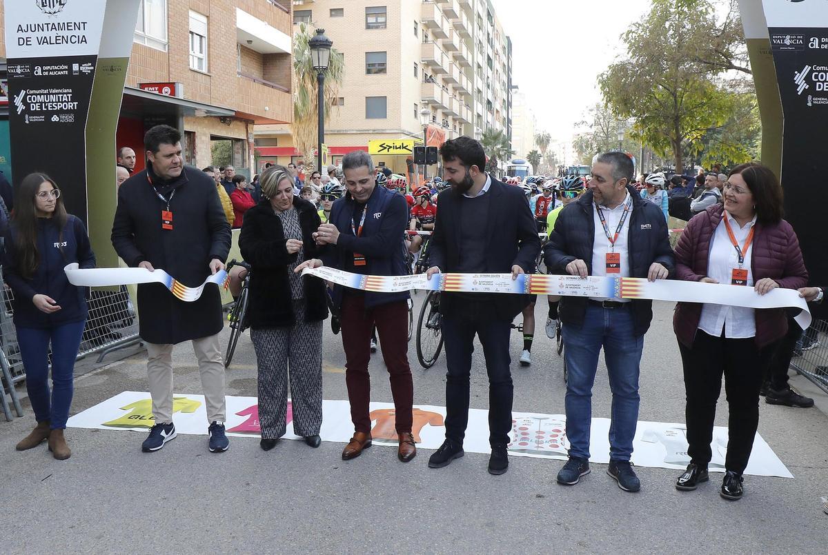 Salida de la primera etapa de la Setmana Ciclista femenina