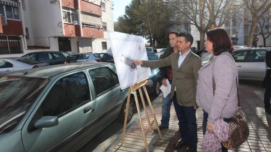 El alcalde de Marbella, José Bernal, y la edil de Obras, Blanca Fernández, examinan el proyecto de la avenida Reina Victoria.