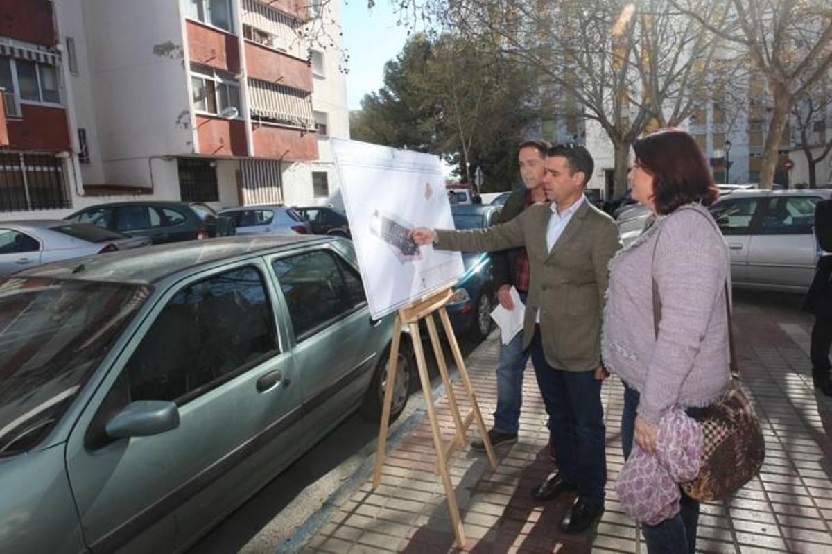 El alcalde de Marbella, José Bernal, y la edil de Obras, Blanca Fernández, examinan el proyecto de la avenida Reina Victoria.