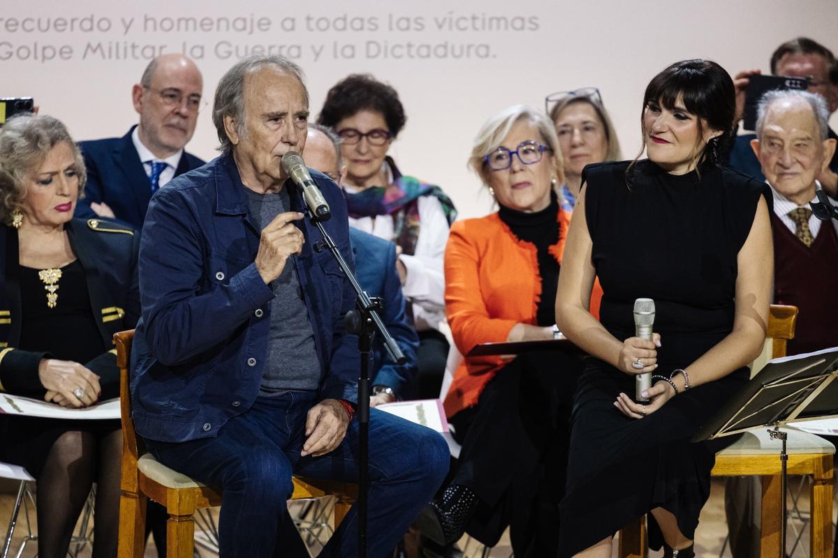 Actuación musical de Serrat y Rozalén durante el homenaje a las víctimas del franquismo, este lunes.