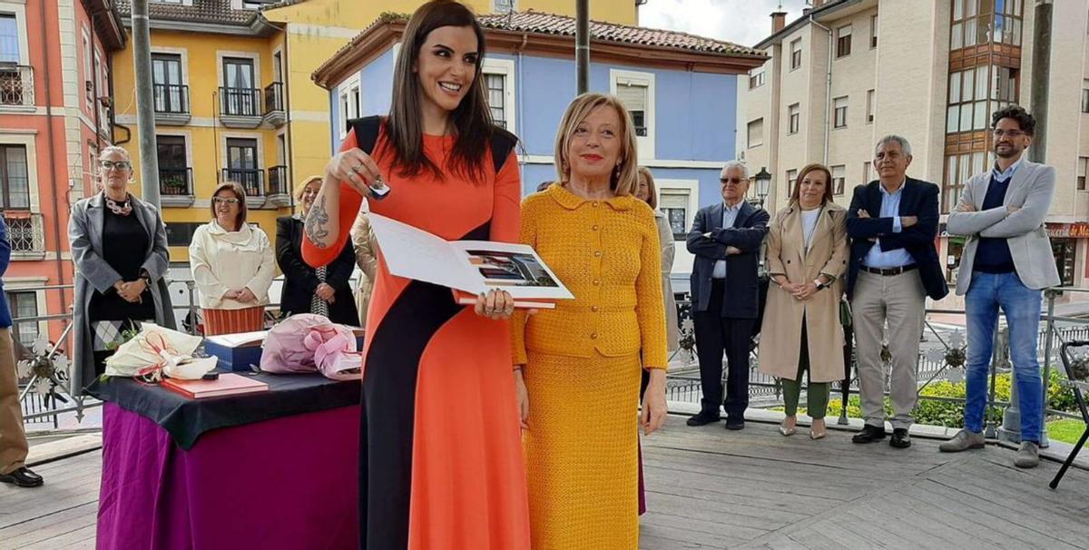 Ana Francisco, con la Alcaldesa, tras el pregón.