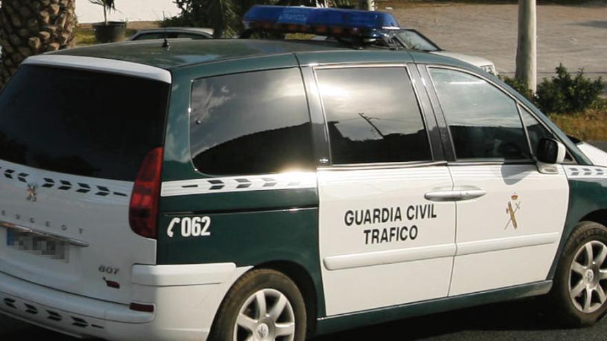 Imagen de archivo de un coche de Tráfico de la Guardia Civil.