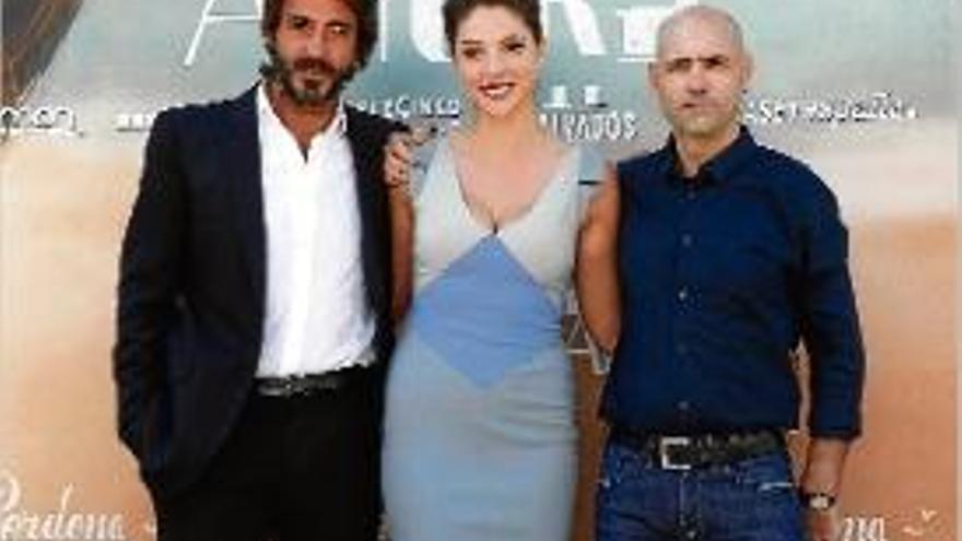 Els actors Daniele Liotti i Paloma Boyd amb el director Joaquín Llamas.
