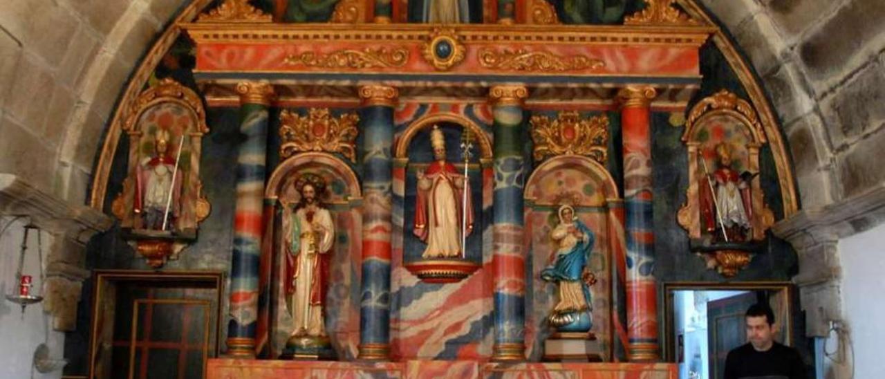 El espectacular retablo de la capilla de Dimo (Catoira), está incluido en el catálogo.