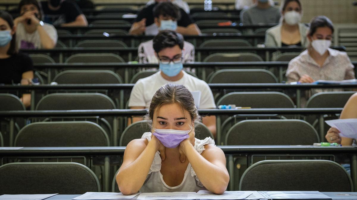 Alumnos esperan sus exámenes de la EBAU en la Universidad de La Laguna