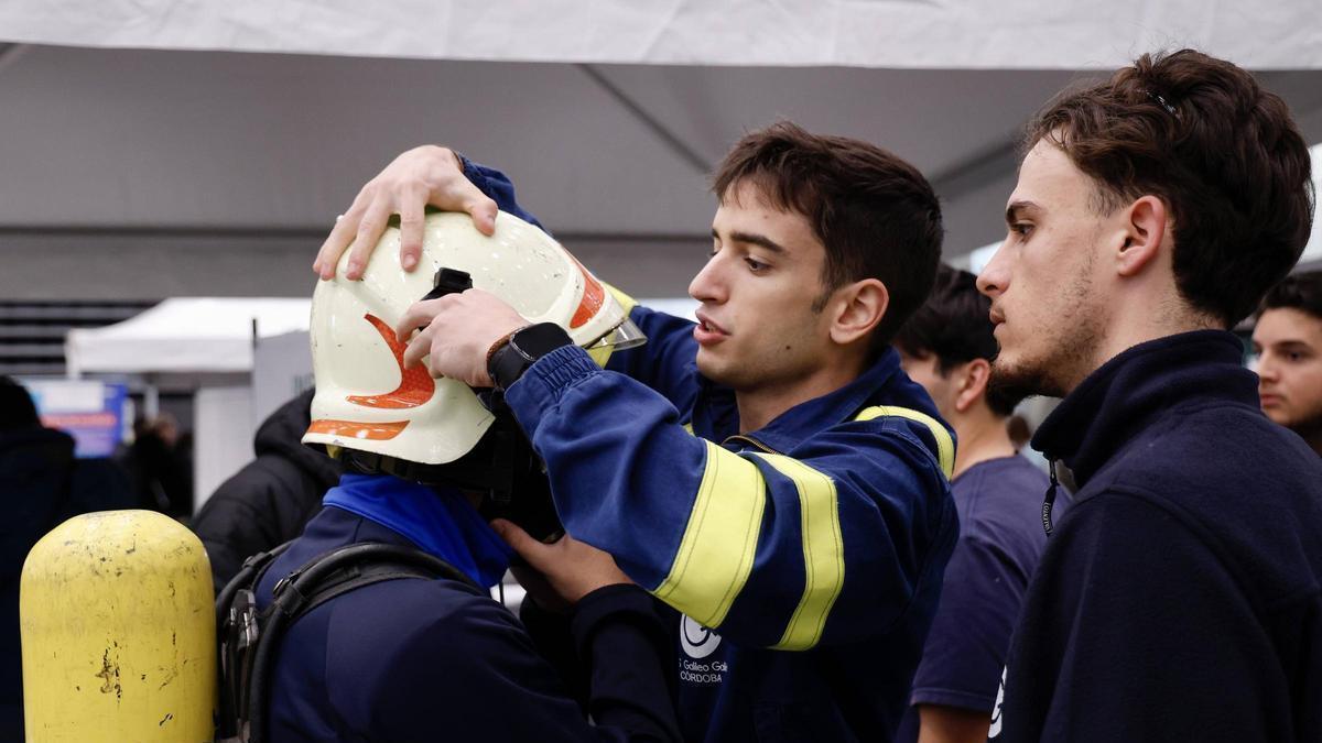 Estudiantes en una feria de FP celebrada en Córdoba.