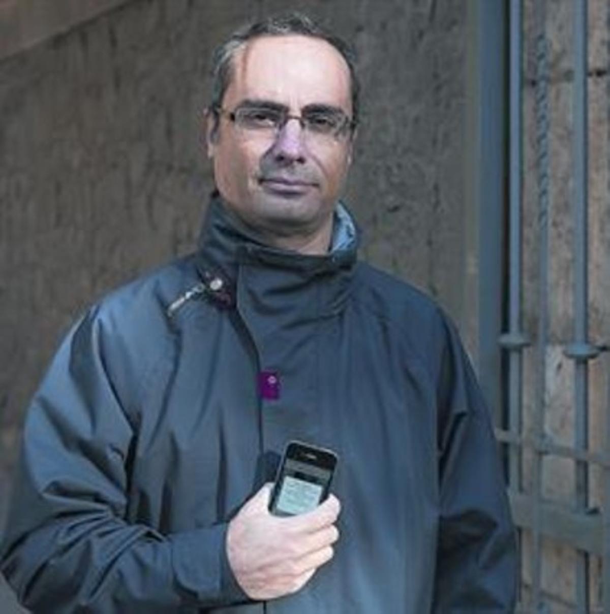 L’innovador 8 Fatàs, amb el programa descarregat al seu telèfon. L’innovador 8 Fatàs, amb el programa descarregat al seu telèfon.