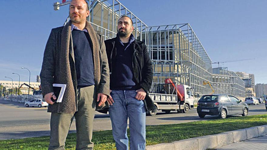 Verger y Seguí frente al Palacio de Congresos.