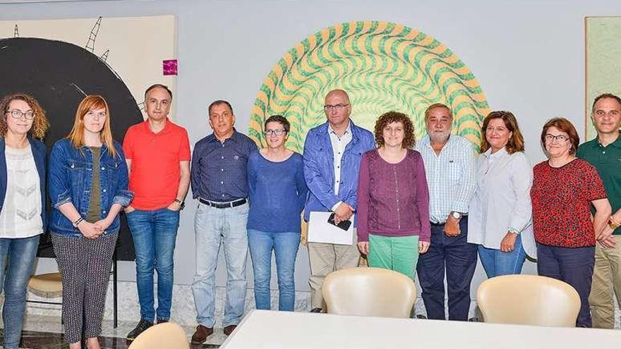 Representantes municipales de Culleredo, Arzúa, Noia, Melide, Carballo, Ponteareas y directores de conservatorios, con la vicepresidenta de la Diputación de A Coruña, Goretti Sanmartín. // D. P.