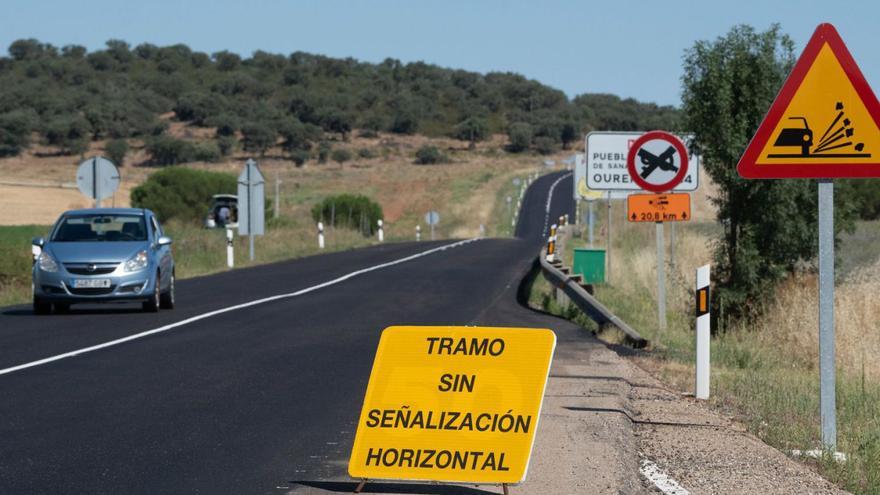 Señalización al inicio de las obras de la carretera N-631, con el límite de velocidad a 40 kilómetros por hora a lo largo de todo el tramo. | José LUis Fernández