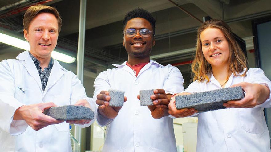 Dyllon Randall (a l&#039;esquerra) i els estudiants Vukheta Mukhari and Suzanne Lambert.