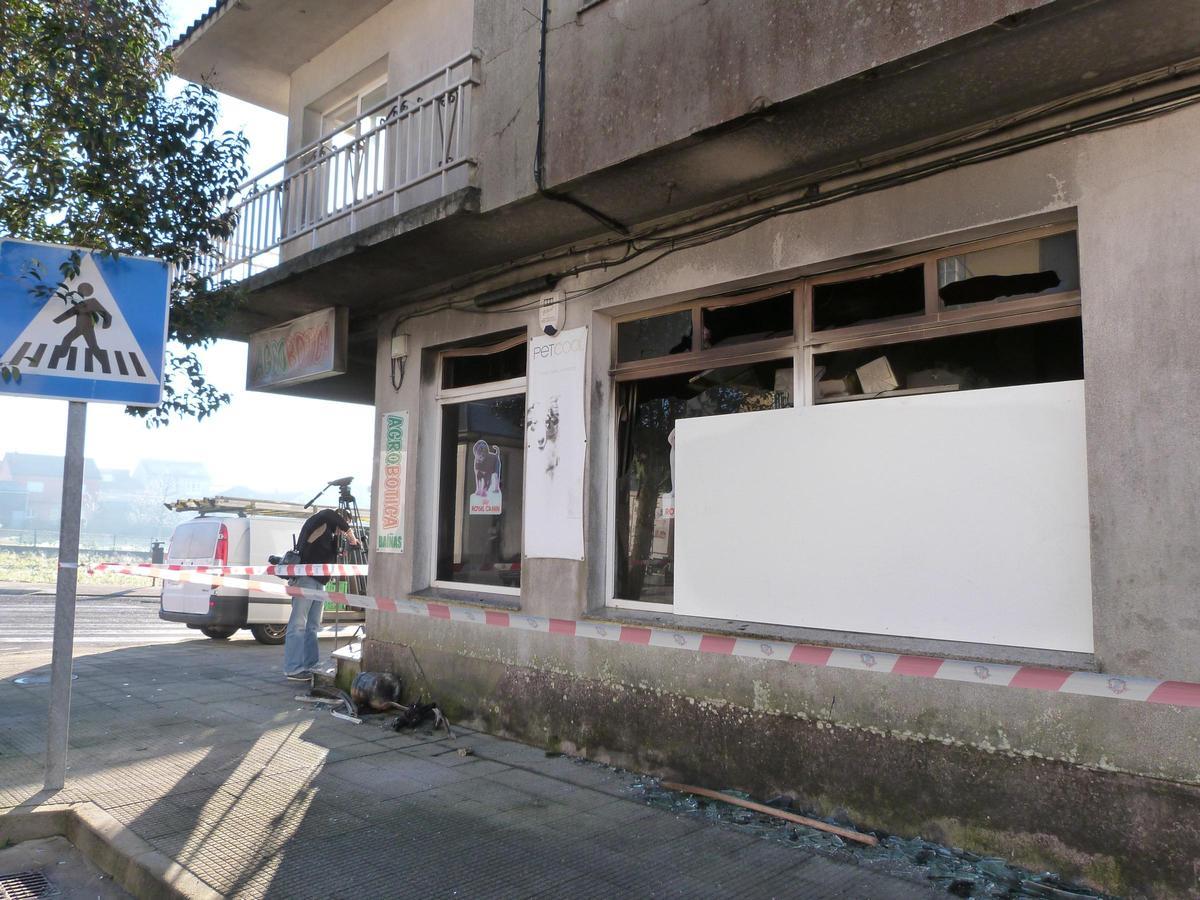 Las cristaleras de la tienda reventaron a causa del fuego.