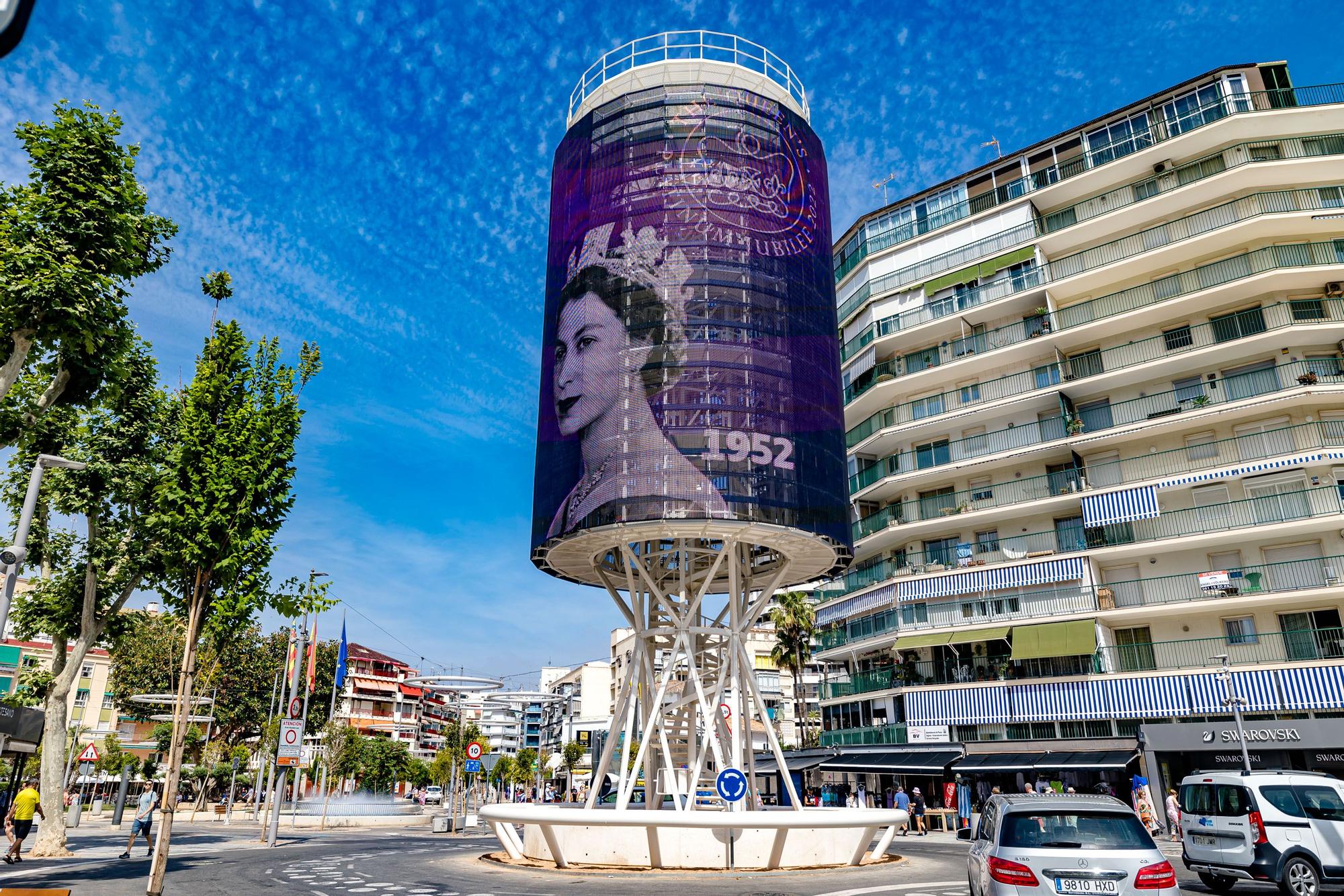 La capital turística celebra el Jubileo de Platino de la monarca inglesa con un vídeo en el que aparecen imágenes y un texto sobre la efeméride | Hosbec cifra en 15.000 británicos los que pasarán estos cuatro días en la ciudad