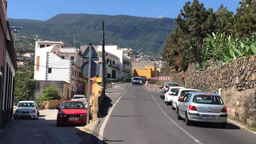 El cierre de un carril de la carretera de La Montañeta genera atascos cada día.