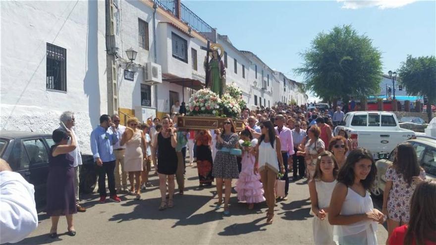 Los vecinos de las aldeas de La Cardenchosa y Los Morenos celebran la fiesta de Santa Elena
