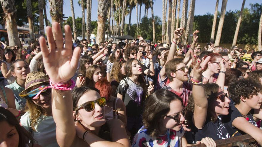 Numerosos jóvenes jalean a uno de los grups que actuó en la primera edición del SanSan Festival, en el Wonderwall.