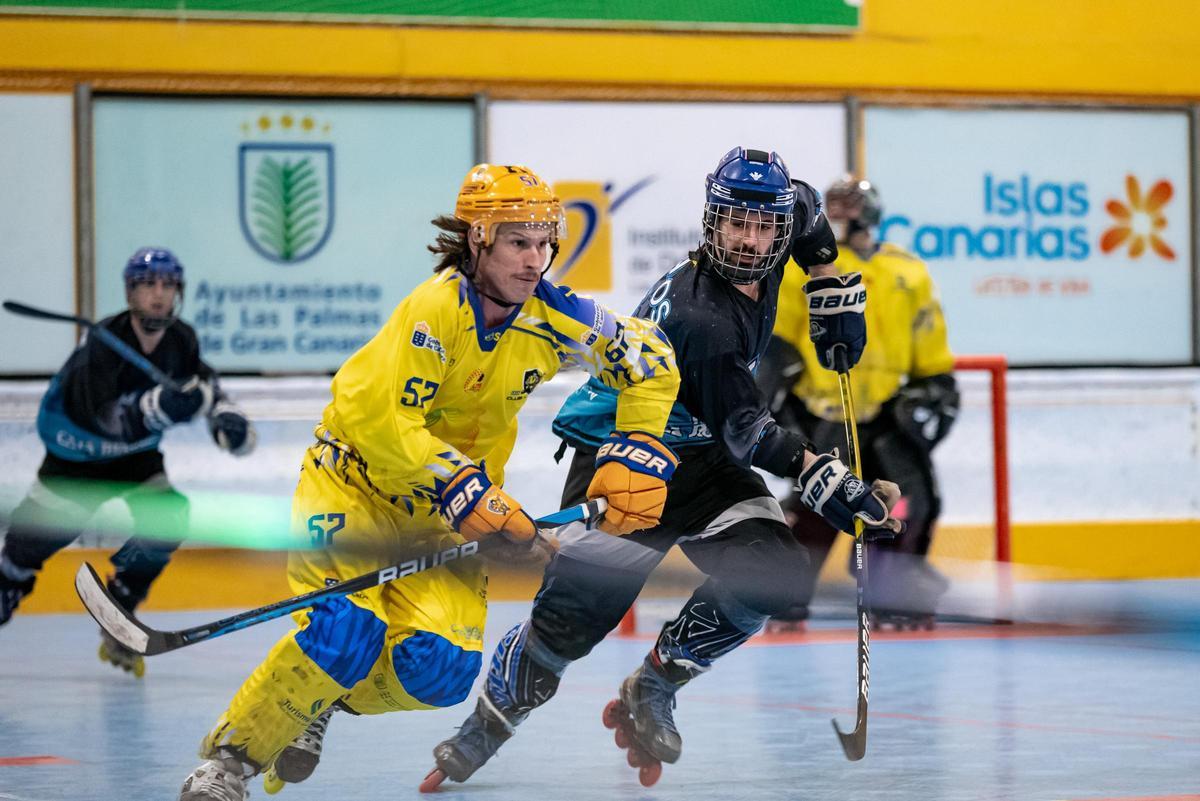 Chuck Baldwin se intenta ir de un rival en el partido de ayer.