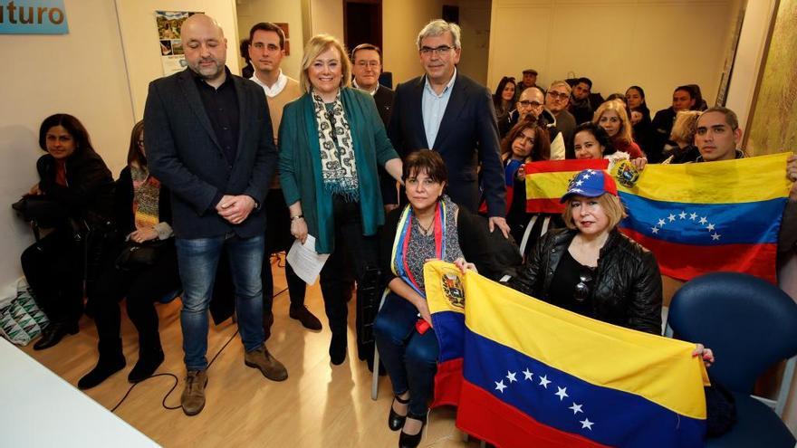 Por la izquierda, Guzmán Pendás, David González Medina, Mercedes Fernández y Mariano Marín, junto a la comunidad venezolana.