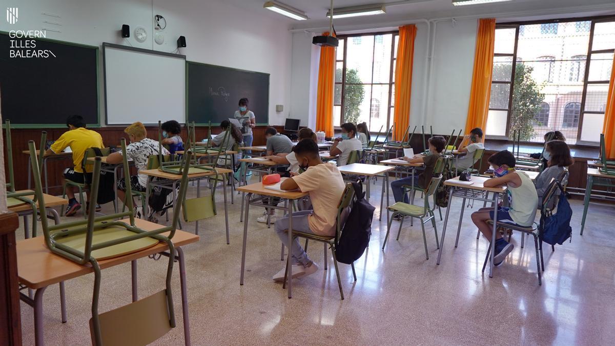 Varios alumnos atienden en un colegio en Baleares.