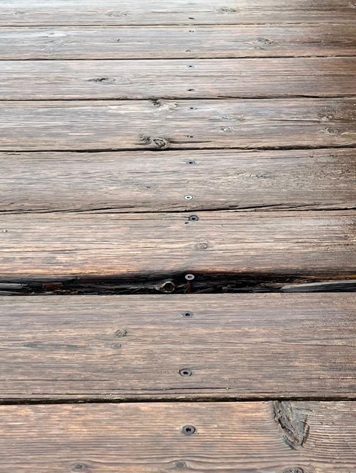 Imatge on es veu el clau que sobresurt a la passarel·la de llistons de fusta