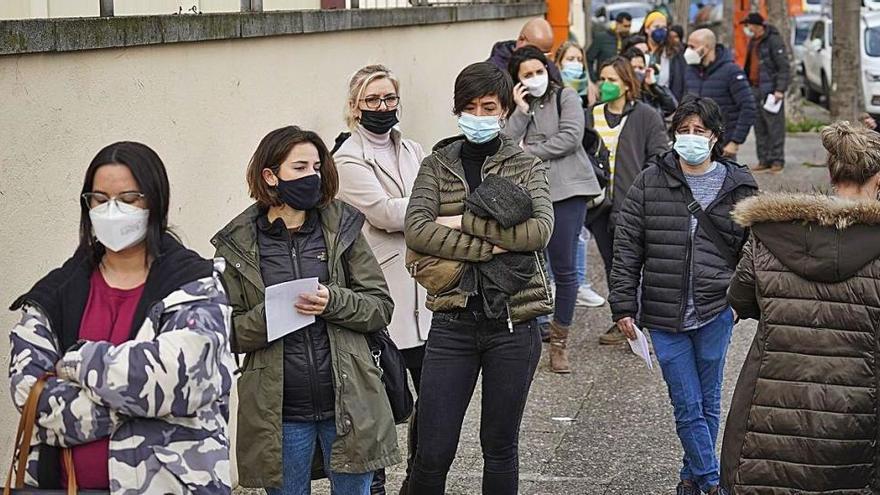 Cues de persones esperant per a la vacunació a Girona.