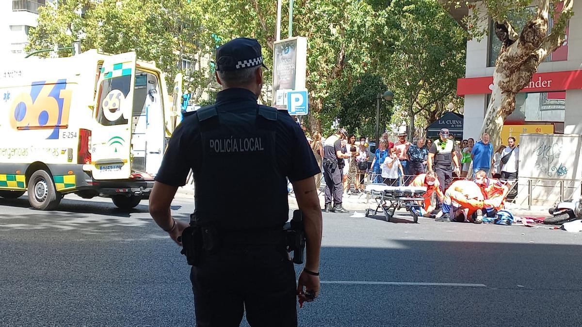 Policía Local y sanitarios intervienen en una colisión entre dos motos en Ronda de Tejares.