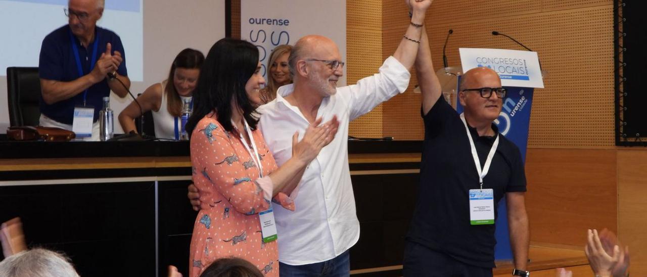 Manuel Cabezas, flanqueado por Manuel Baltar y Paula Prado, tras ser elegido. |   // FERNANDO CASANOVA