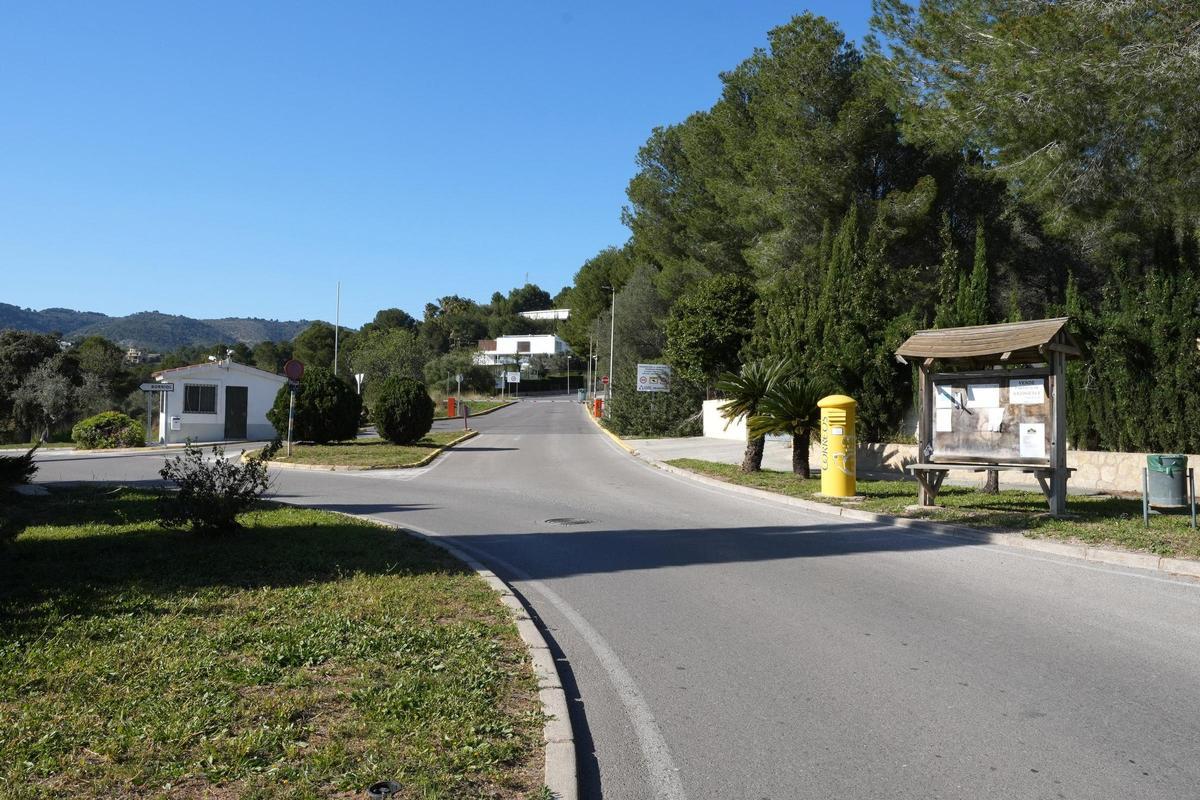 Foto de una rotonda en la urbanización La Coma.
