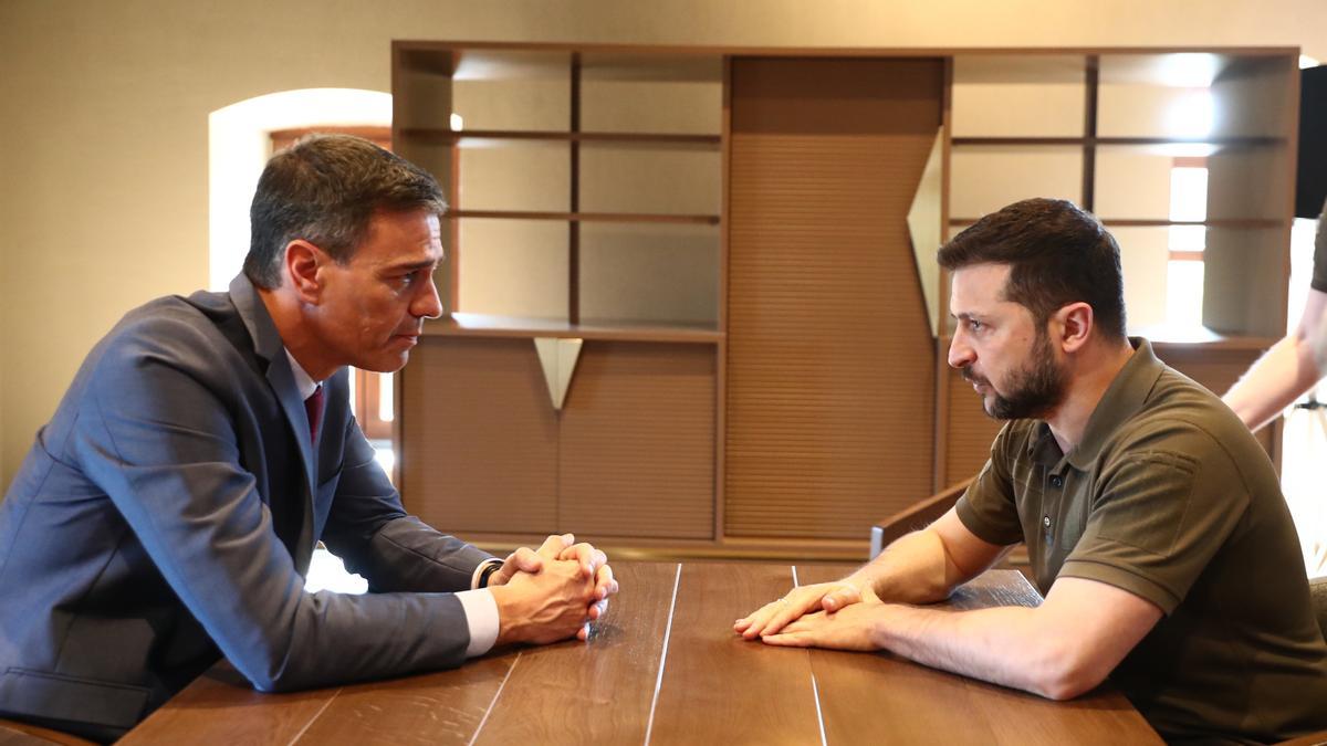 El presidente de Ucrania, Volodímir Zelenski, y Pedro Sánchez.