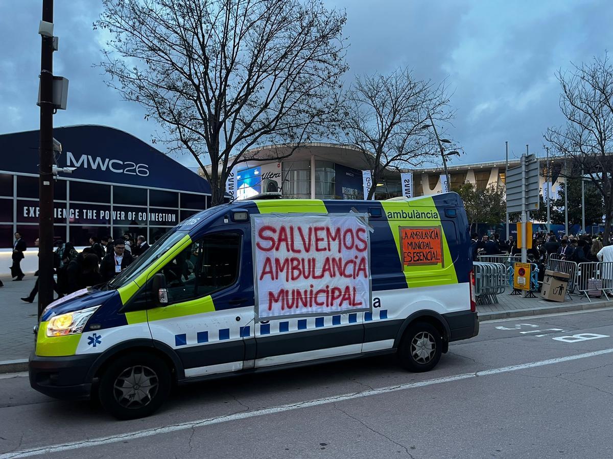 Una imagen de la ambulancia de la Guardia Urbana de LHospitalet con pancartas para reclamar su continuidad.