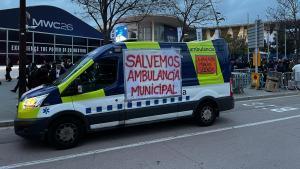 Una imagen de la ambulancia de la Guardia Urbana de LHospitalet con pancartas para reclamar su continuidad.